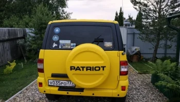 Желтый УАЗ Патриот